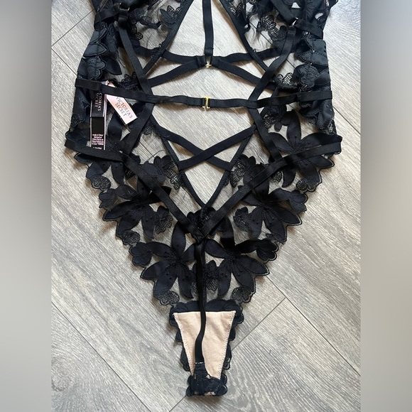 Victoria's Secret Unlined Floral Embroidered Cutout Lace Teddy Bodysuit S NWT! - Picture 9 of 11